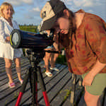 «Мы все в канаве, но некоторые из нас смотрят на звёзды.» (Уайльд, писатель)